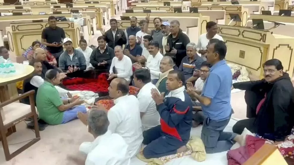 ರಾಜಸ್ಥಾನ | ಪಕ್ಷದ ಶಾಸಕರ ಅಮಾನತು ಖಂಡಿಸಿ ರಾತ್ರಿಯೆಲ್ಲ ವಿಧಾನಸಭೆಯಲ್ಲಿ ಧರಣಿ ನಡೆಸಿದ ಕಾಂಗ್ರೆಸ್ ಶಾಸಕರು