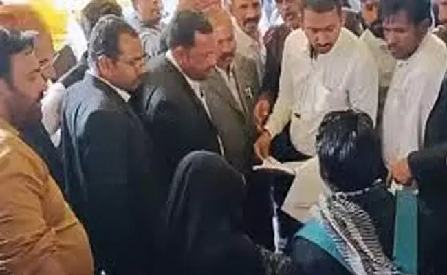 ಮಧ್ಯಪ್ರದೇಶ: ನ್ಯಾಯಾಲಯದಲ್ಲಿ ಮದುವೆಯ ನೋಂದಾವಣೆಗೆ ಪ್ರಯತ್ನಿಸುತ್ತಿದ್ದ ಅಂತರ್ಧರ್ಮೀಯ ಜೋಡಿಯ ಮೇಲೆ ಹಲ್ಲೆ ಮಧ್ಯಪ್ರದೇಶ: ನ್ಯಾಯಾಲಯದಲ್ಲಿ ಮದುವೆಯ ನೋಂದಾವಣೆಗೆ ಪ್ರಯತ್ನಿಸುತ್ತಿದ್ದ ಅಂತರ್ಧರ್ಮೀಯ ಜೋಡಿಯ ಮೇಲೆ ಹಲ್ಲೆ