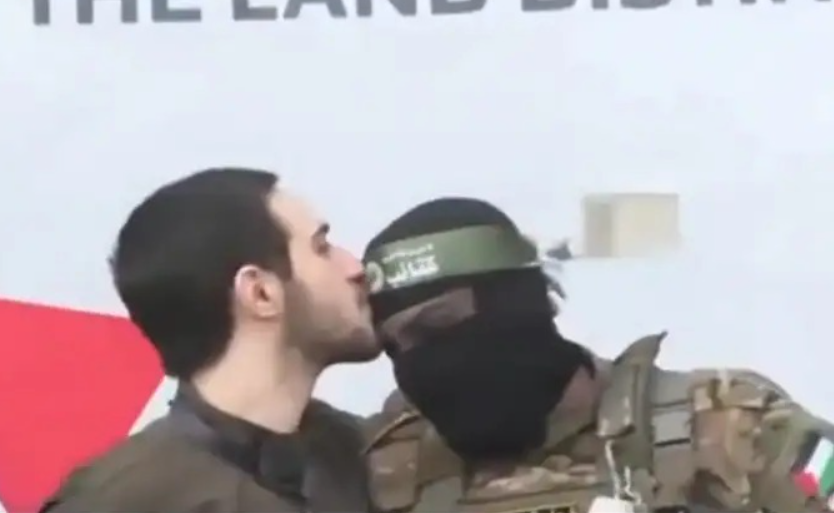 ಬಿಡುಗಡೆ ವೇಳೆ ಹಮಾಸ್ ಹೋರಾಟಗಾರನ ಹಣೆಗೆ ಮುತ್ತಿಟ್ಟ ಇಸ್ರೇಲಿ ಒತ್ತೆಯಾಳು : ವೀಡಿಯೊ ವೈರಲ್