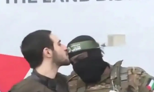 ಬಿಡುಗಡೆ ವೇಳೆ ಹಮಾಸ್ ಹೋರಾಟಗಾರನ ಹಣೆಗೆ ಮುತ್ತಿಟ್ಟ ಇಸ್ರೇಲಿ ಒತ್ತೆಯಾಳು : ವೀಡಿಯೊ ವೈರಲ್