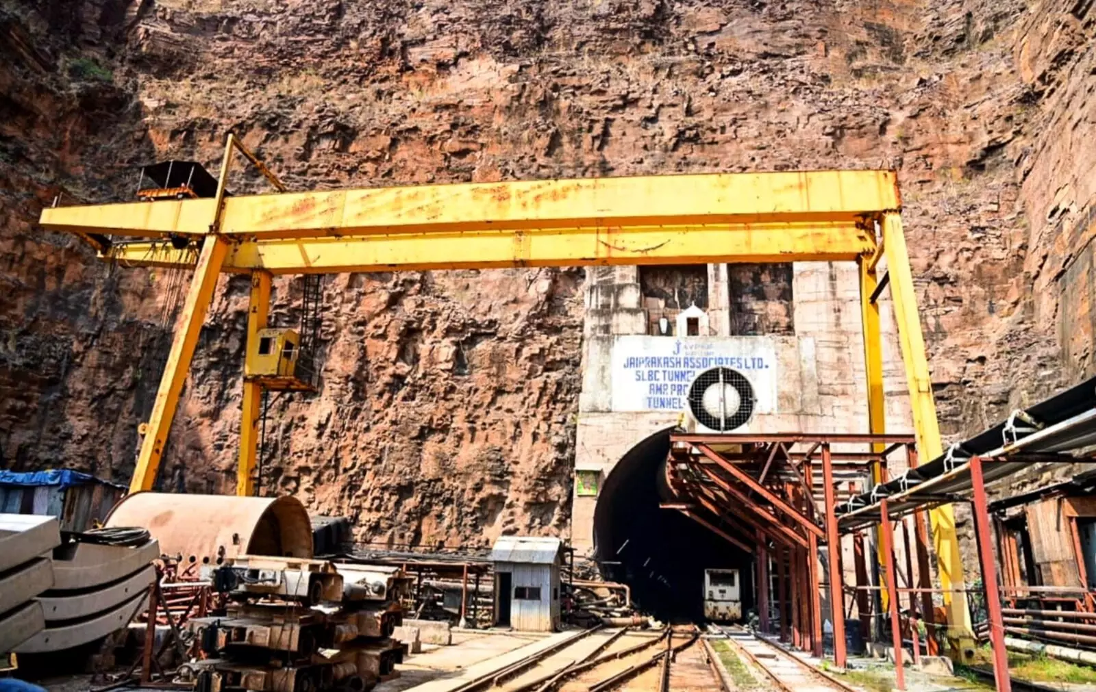 ತೆಲಂಗಾಣ | ಸುರಂಗದಡಿ ಸಿಲುಕಿರುವ 8 ಕಾರ್ಮಿಕರ ರಕ್ಷಣೆಗೆ ಮುಂದುವರಿದ ರಕ್ಷಣಾ ಕಾರ್ಯಾಚರಣೆ