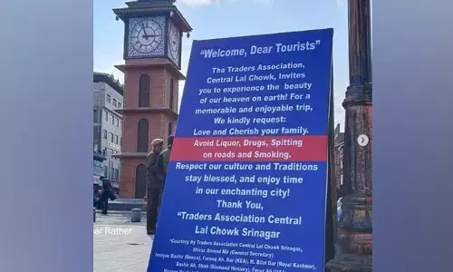 ಶ್ರೀನಗರ: ಸ್ಥಳೀಯ ಸಂಸ್ಕೃತಿಯನ್ನು ಗೌರವಿಸುವಂತೆ ಪ್ರವಾಸಿಗಳನ್ನು ಆಗ್ರಹಿಸಿದ್ದ ಸೂಚನಾ ಫಲಕಗಳನ್ನು ತೆಗೆದ ಪೊಲೀಸರು
