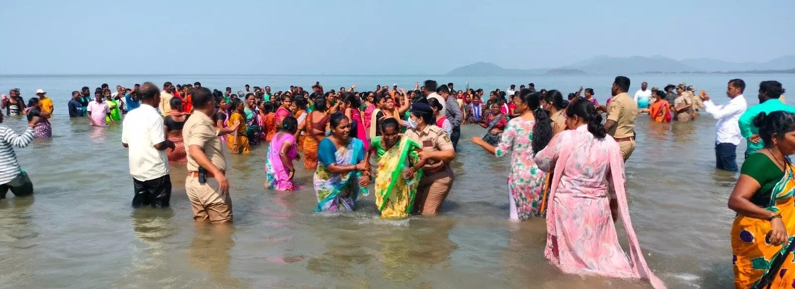 ಕೇಣಿಯಲ್ಲಿ ಬಂದರು ನಿರ್ಮಾಣ ವಿರೋಧಿಸಿ ಪ್ರತಿಭಟನೆ: ಸಮುದ್ರಕ್ಕೆ ಹಾರಿ ಆತ್ಮಹತ್ಯೆಗೆ ಯತ್ನಿಸಿದ ಮೀನುಗಾರರು