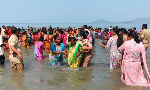 ಕೇಣಿಯಲ್ಲಿ ಬಂದರು ನಿರ್ಮಾಣ ವಿರೋಧಿಸಿ ಪ್ರತಿಭಟನೆ: ಸಮುದ್ರಕ್ಕೆ ಹಾರಿ ಆತ್ಮಹತ್ಯೆಗೆ ಯತ್ನಿಸಿದ ಮೀನುಗಾರರು