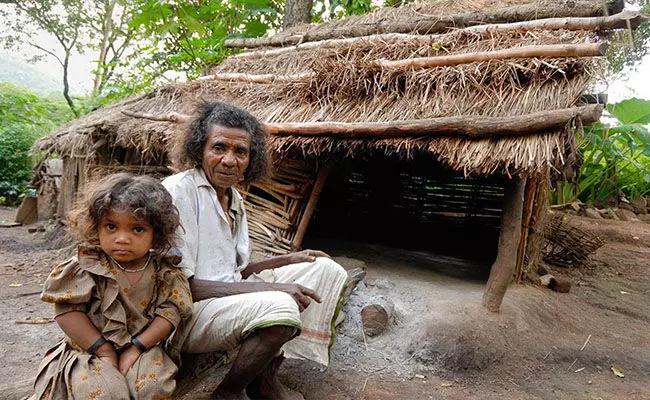 ಗೊಂದಲದ ಗೂಡಲ್ಲಿ ಅಲೆಮಾರಿ ಬುಡಕಟ್ಟು ಗೊಂದಲದ ಗೂಡಲ್ಲಿ ಅಲೆಮಾರಿ ಬುಡಕಟ್ಟು