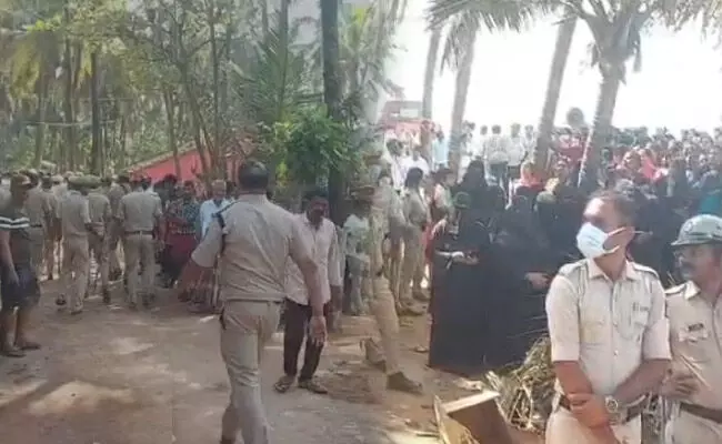 ಬಂದರು ನಿರ್ಮಾಣ ಕೈಬಿಡುವಂತೆ ಬೃಹತ್ ಪ್ರತಿಭಟನೆ; ಹಲವರು ಪೊಲೀಸ್​ ವಶಕ್ಕೆ