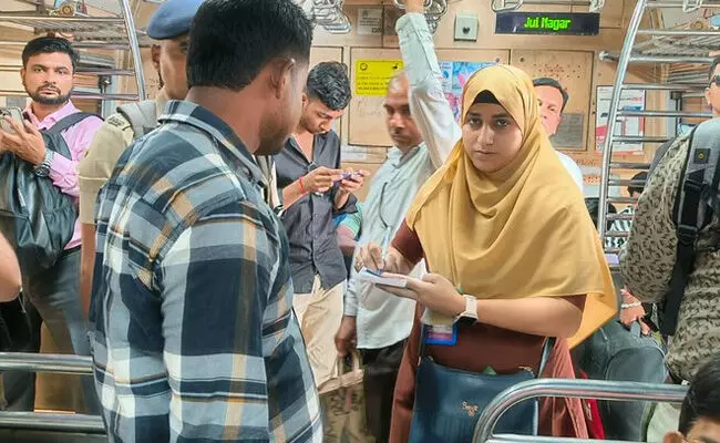 ಸೆಂಟ್ರಲ್ ರೈಲ್ವೆ | ಟಿಕೆಟ್ ಪರಿಶೀಲನೆಯಲ್ಲಿ ಒಂದೇ ದಿನದಲ್ಲಿ ದಾಖಲೆಯ ಸಾಧನೆ ಮಾಡಿದ TTI ರುಬೀನಾ ಸೆಂಟ್ರಲ್ ರೈಲ್ವೆ | ಟಿಕೆಟ್ ಪರಿಶೀಲನೆಯಲ್ಲಿ ಒಂದೇ ದಿನದಲ್ಲಿ ದಾಖಲೆಯ ಸಾಧನೆ ಮಾಡಿದ TTI ರುಬೀನಾ