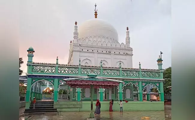 ಕಲಬುರಗಿ | ಲಾಡ್ಲೆ ಮಶಾಕ್ ದರ್ಗಾದಲ್ಲಿನ ಶಿವಲಿಂಗ ಪೂಜೆಗೆ ಷರತ್ತುಬದ್ಧ ಅನುಮತಿ; ಆಂದೋಲಾಶ್ರೀ ಗೆ ಅವಕಾಶ ನಿರಾಕರಣೆ