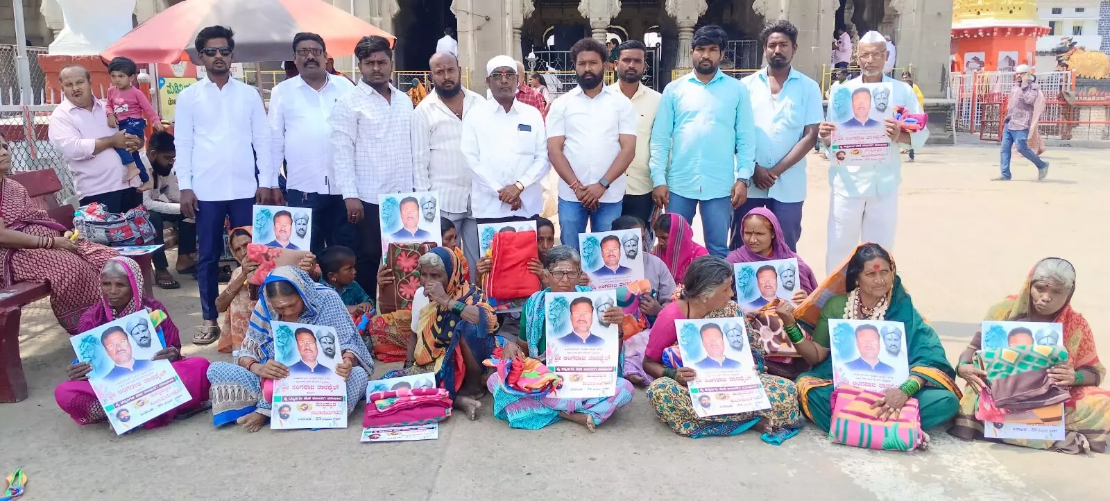 ಕಲಬುರಗಿ | ಲಿಂಗರಾಜ ತಾರಫೈಲ್ ಅವರ ಜನ್ಮದಿನದ ಪ್ರಯುಕ್ತ ನಿರ್ಗತಿಕರಿಗೆ ಬೆಡ್ ಶೀಟ್ ವಿತರಣೆ ಕಲಬುರಗಿ | ಲಿಂಗರಾಜ ತಾರಫೈಲ್ ಅವರ ಜನ್ಮದಿನದ ಪ್ರಯುಕ್ತ ನಿರ್ಗತಿಕರಿಗೆ ಬೆಡ್ ಶೀಟ್ ವಿತರಣೆ