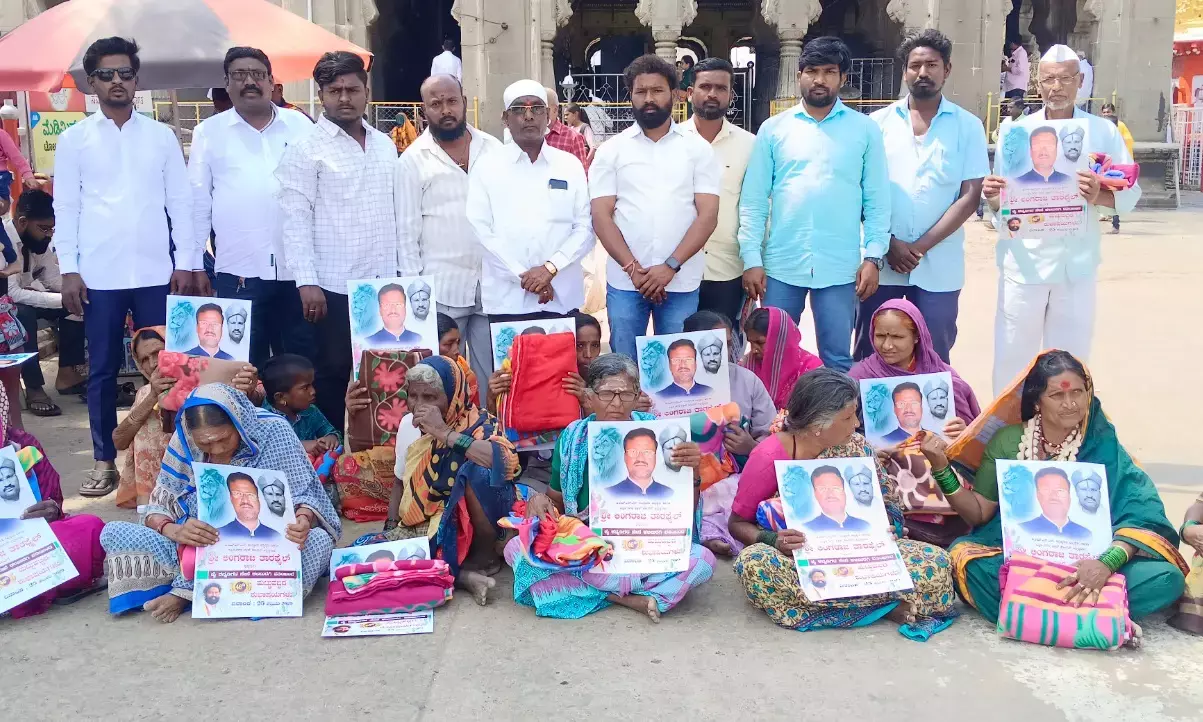 ಕಲಬುರಗಿ | ಲಿಂಗರಾಜ ತಾರಫೈಲ್ ಅವರ ಜನ್ಮದಿನದ ಪ್ರಯುಕ್ತ ನಿರ್ಗತಿಕರಿಗೆ ಬೆಡ್ ಶೀಟ್ ವಿತರಣೆ