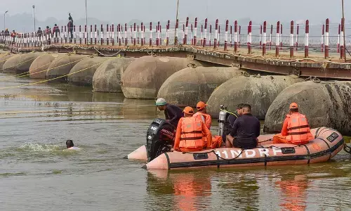ಕುಂಭಮೇಳದಲ್ಲಿ ತಪ್ಪಿದ ದುುರಂತ; ಮುಳುಗುತ್ತಿದ್ದ ದೋಣಿಯಿಂದ 17 ಮಂದಿಯ ರಕ್ಷಣೆ
