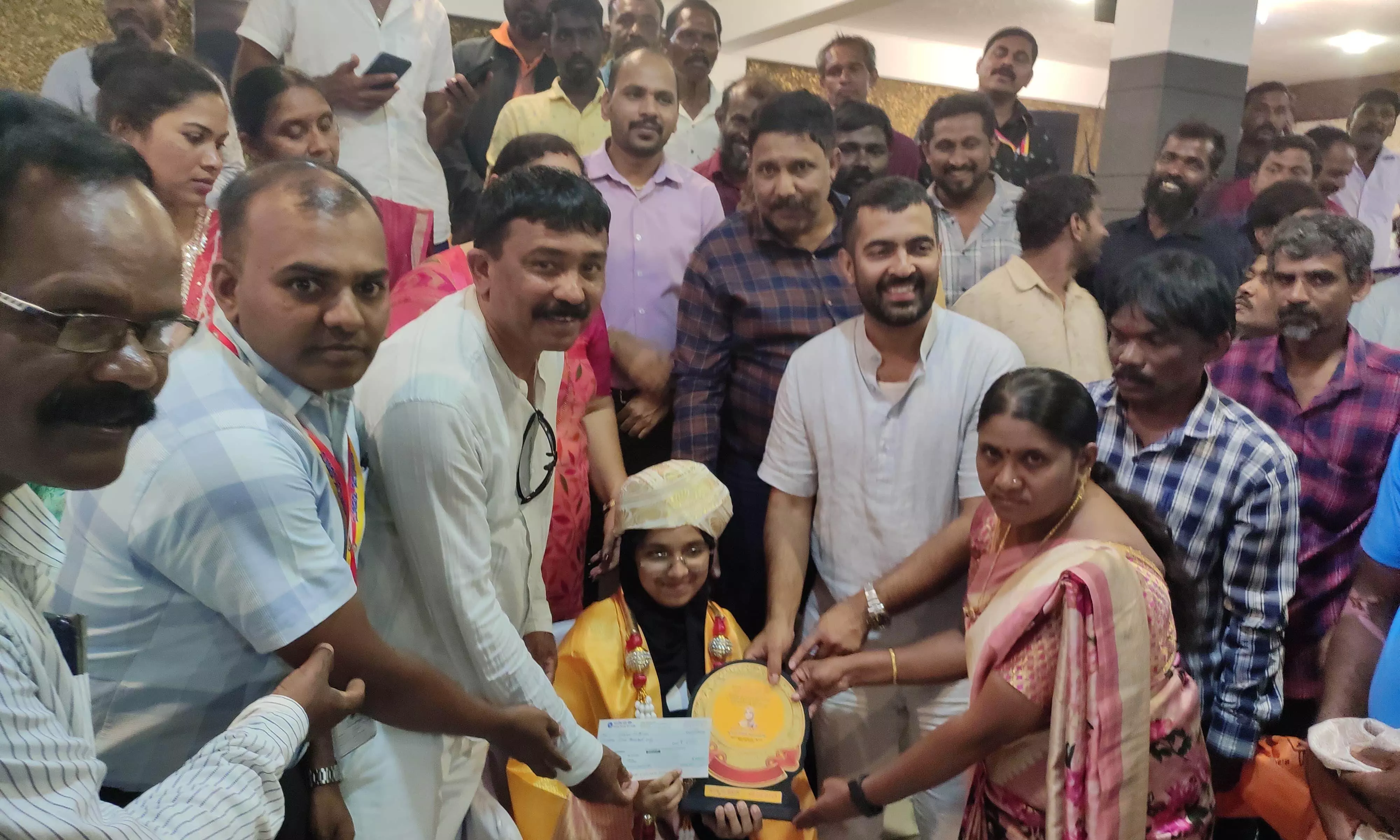 ಕರಾಟೆಯಲ್ಲಿ ಗಿನ್ನಿಸ್ ದಾಖಲೆ: ಹೊದ್ದೂರು ಗ್ರಾ.ಪಂ. ವತಿಯಿಂದ ಶಝಾ ಫಾತಿಮಾಗೆ ಸನ್ಮಾನ