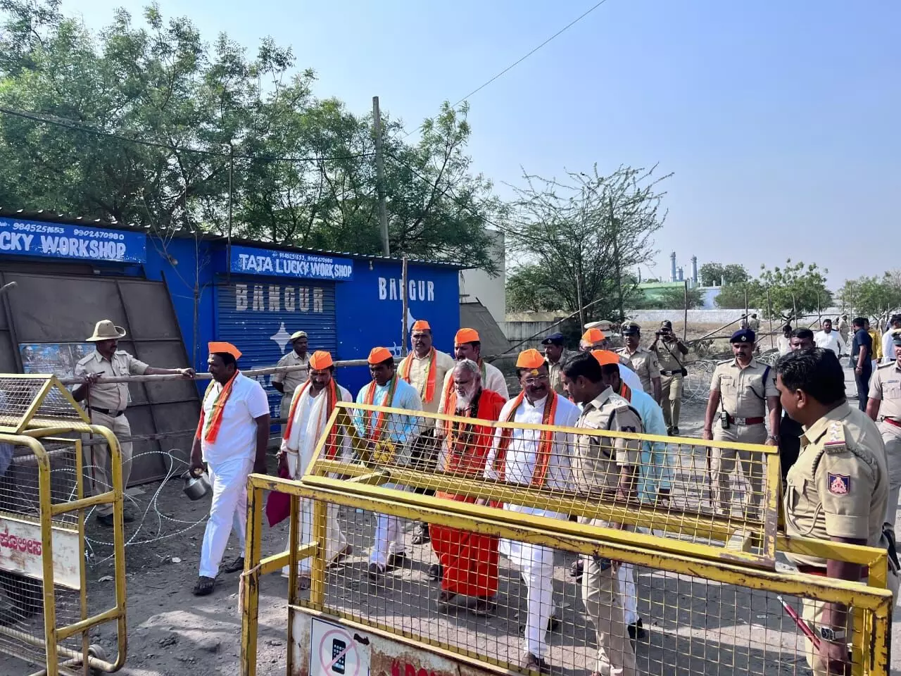 ಕಲಬುರಗಿ | ಬಿಗಿಪೊಲೀಸ್ ಬಂದೋಬಸ್ತ್ ನಲ್ಲಿ ಆಳಂದ ದರ್ಗಾದ ಆವರಣಲ್ಲಿರುವ ಶಿವಲಿಂಗಕ್ಕೆ ಪೂಜೆ