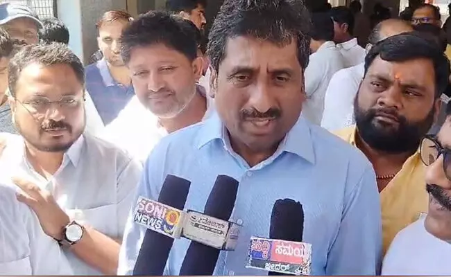 ಬೀದರ್ | ಪ್ರಯಾಗರಾಜ್ ಅಪಘಾತ ಪ್ರಕರಣ ; ಗಾಯಾಳುಗಳ ಆರೋಗ್ಯ ವಿಚಾರಿಸಿದ ಸಚಿವ ರಹೀಂ ಖಾನ್ ಬೀದರ್ | ಪ್ರಯಾಗರಾಜ್ ಅಪಘಾತ ಪ್ರಕರಣ ; ಗಾಯಾಳುಗಳ ಆರೋಗ್ಯ ವಿಚಾರಿಸಿದ ಸಚಿವ ರಹೀಂ ಖಾನ್