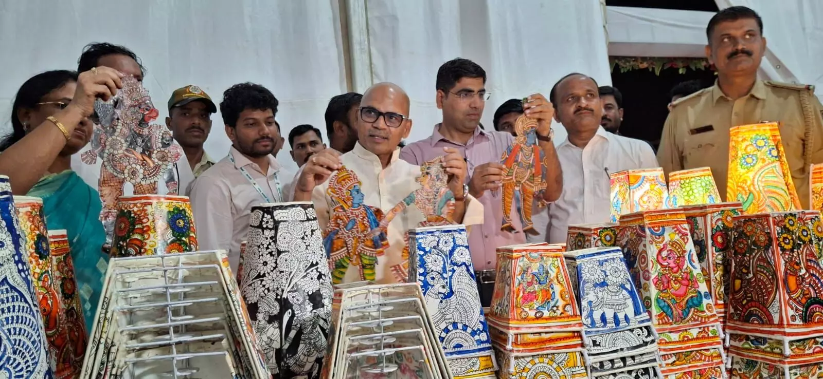 ಕಲಬುರಗಿ | ಸರಸ್ ಮೇಳದ ಮಳಿಗೆಗಳಿಗೆ ಸಚಿವ ಡಾ.ಶರಣಪ್ರಕಾಶ್ ಪಾಟೀಲ್ ಭೇಟಿ ಕಲಬುರಗಿ | ಸರಸ್ ಮೇಳದ ಮಳಿಗೆಗಳಿಗೆ ಸಚಿವ ಡಾ.ಶರಣಪ್ರಕಾಶ್ ಪಾಟೀಲ್ ಭೇಟಿ