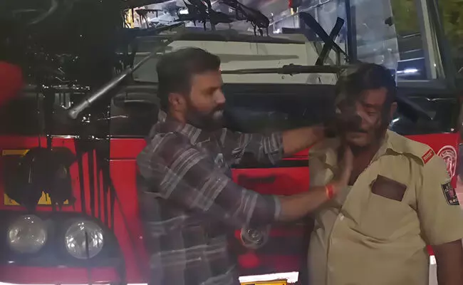 ಮಹಾರಾಷ್ಟ್ರದಲ್ಲಿ ಕೆಕೆಆರ್ಟಿಸಿ ಬಸ್ ಚಾಲಕನ ಮುಖಕ್ಕೆ ಕಪ್ಪು ಮಸಿ ಬಳಿದ ದುಷ್ಕರ್ಮಿಗಳು ಮಹಾರಾಷ್ಟ್ರದಲ್ಲಿ ಕೆಕೆಆರ್ಟಿಸಿ ಬಸ್ ಚಾಲಕನ ಮುಖಕ್ಕೆ ಕಪ್ಪು ಮಸಿ ಬಳಿದ ದುಷ್ಕರ್ಮಿಗಳು