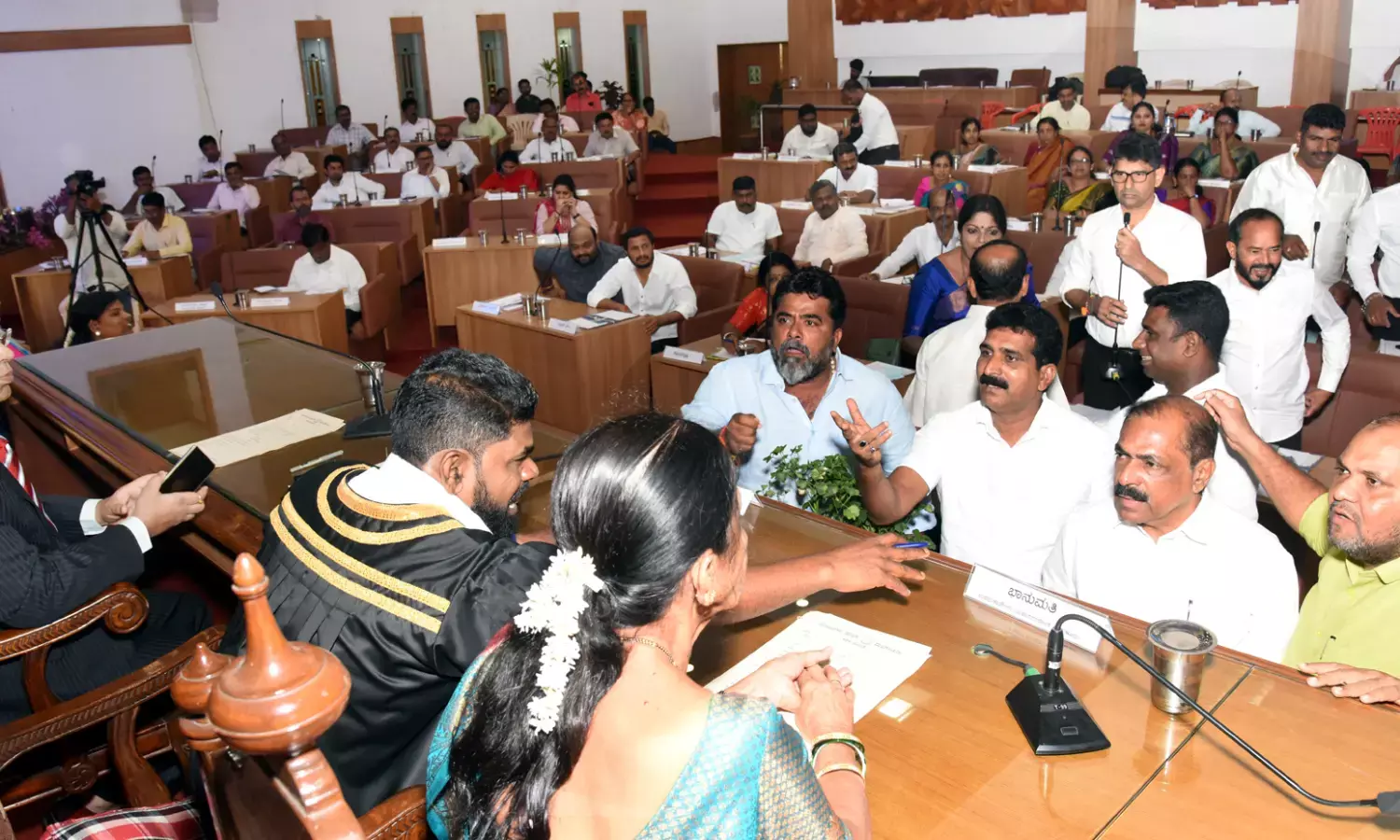 ಮನಪಾ: ಗದ್ದಲದಲ್ಲೇ ಕಳೆದ ಕೊನೆಯ ಸಾಮಾನ್ಯ ಸಭೆ!