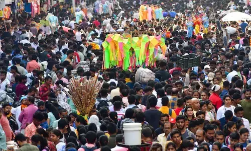 100 ಕೋಟಿ ಭಾರತೀಯರಲ್ಲಿ ಅಗತ್ಯೇತರ ವಸ್ತುಗಳಿಗೆ ಹಣವಿಲ್ಲ; 13 ಕೋಟಿ ಜನರು ಮಾತ್ರ ‘ಭಾಗ್ಯವಂತರು’