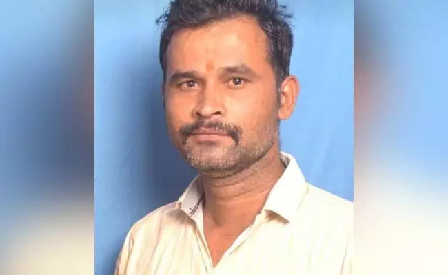 ಪುಣೆ ಬಸ್ಸಿನಲ್ಲಿ ಅತ್ಯಾಚಾರ ಪ್ರಕರಣ: ನೀರು, ಆಹಾರಕ್ಕೆ ಮನವಿ ಮಾಡಿ ಪೊಲೀಸರಿಗೆ ಸೆರೆ ಸಿಕ್ಕ ಆರೋಪಿ ಪುಣೆ ಬಸ್ಸಿನಲ್ಲಿ ಅತ್ಯಾಚಾರ ಪ್ರಕರಣ: ನೀರು, ಆಹಾರಕ್ಕೆ ಮನವಿ ಮಾಡಿ ಪೊಲೀಸರಿಗೆ ಸೆರೆ ಸಿಕ್ಕ ಆರೋಪಿ