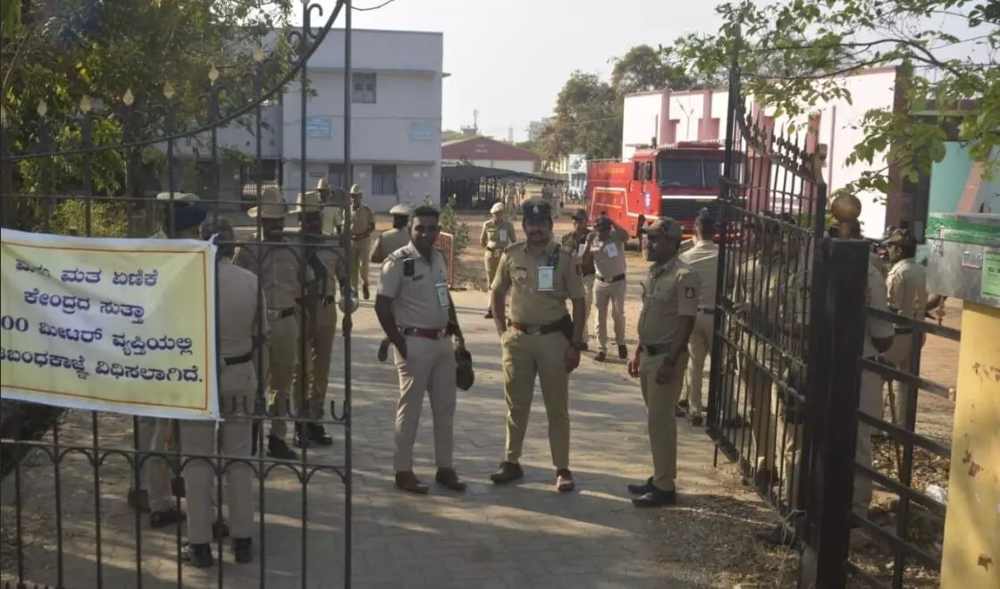 ಸುಪ್ರೀಂ ಕೋರ್ಟ್ ಆದೇಶ | ಬಿಗಿ ಭದ್ರತೆಯಲ್ಲಿ ಮರು ಮತ ಎಣಿಕೆ ಕಾರ್ಯ ಪೂರ್ಣ; ಮುಚ್ಚಿದ ಲಕೋಟೆಯಲ್ಲಿ ನ್ಯಾಯಾಲಯಕ್ಕೆ ವರದಿ ಸಲ್ಲಿಕೆ ಸುಪ್ರೀಂ ಕೋರ್ಟ್ ಆದೇಶ | ಬಿಗಿ ಭದ್ರತೆಯಲ್ಲಿ ಮರು ಮತ ಎಣಿಕೆ ಕಾರ್ಯ ಪೂರ್ಣ; ಮುಚ್ಚಿದ ಲಕೋಟೆಯಲ್ಲಿ ನ್ಯಾಯಾಲಯಕ್ಕೆ ವರದಿ ಸಲ್ಲಿಕೆ