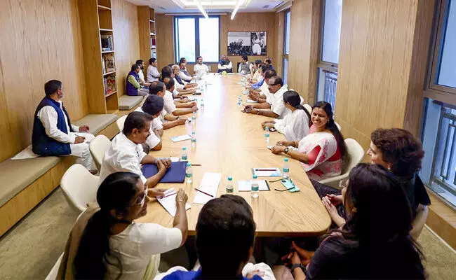 ಕೇರಳ ಕಾಂಗ್ರೆಸ್ ನಾಯಕರೊಂದಿಗೆ ಚುನಾವಣಾ ತಂತ್ರದ ಕುರಿತು ಚರ್ಚಿಸಿದ ಪಕ್ಷದ ವರಿಷ್ಠರು ಕೇರಳ ಕಾಂಗ್ರೆಸ್ ನಾಯಕರೊಂದಿಗೆ ಚುನಾವಣಾ ತಂತ್ರದ ಕುರಿತು ಚರ್ಚಿಸಿದ ಪಕ್ಷದ ವರಿಷ್ಠರು