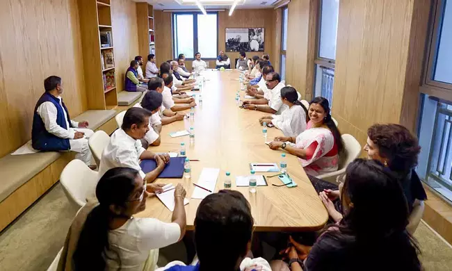 ಕೇರಳ ಕಾಂಗ್ರೆಸ್ ನಾಯಕರೊಂದಿಗೆ ಚುನಾವಣಾ ತಂತ್ರದ ಕುರಿತು ಚರ್ಚಿಸಿದ ಪಕ್ಷದ ವರಿಷ್ಠರು