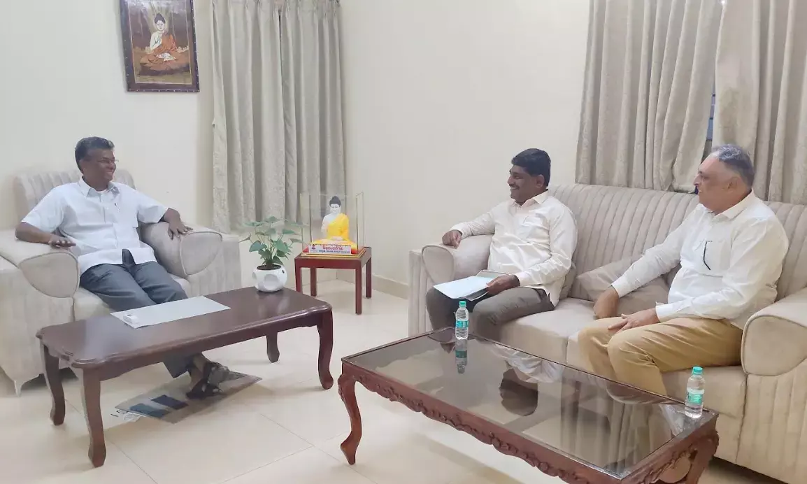 ಸಚಿವ ಸತೀಶ್ ಜಾರಕಿಹೊಳಿ ಅವರನ್ನು  ಭೇಟಿಯಾದ ಡಿ.ಕೆ.ಸುರೇಶ್; ಕುತೂಹಲ ಮೂಡಿಸಿದ ಬೆಳವಣಿಗೆ