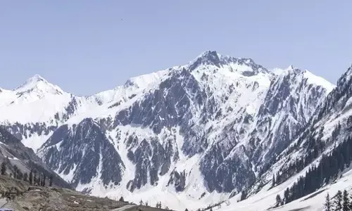 ಉತ್ತರಾಖಂಡದಲ್ಲಿ ಭಾರೀ ಹಿಮಪಾತ : 40ಕ್ಕೂ ಅಧಿಕ ಕಾರ್ಮಿಕರು ಸಿಲುಕಿರುವ ಶಂಕೆ