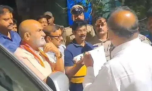 ಶಿವಮೊಗ್ಗ ಪ್ರವೇಶಿಸದಂತೆ ಶ್ರೀರಾಮಸೇನೆಯ ಪ್ರಮೋದ್ ಮುತಾಲಿಕ್‌ರನ್ನು ತಡೆದ ಪೊಲೀಸರು