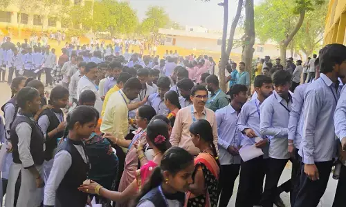 ದ್ವಿತೀಯ ಪಿಯು ಪರೀಕ್ಷೆ | ರಾಯಚೂರಿನಲ್ಲಿ ವಿದ್ಯಾರ್ಥಿಗಳಿಗೆ ಗುಲಾಬಿ ನೀಡಿ, ಸಿಹಿಹಂಚಿ ಸ್ವಾಗತ