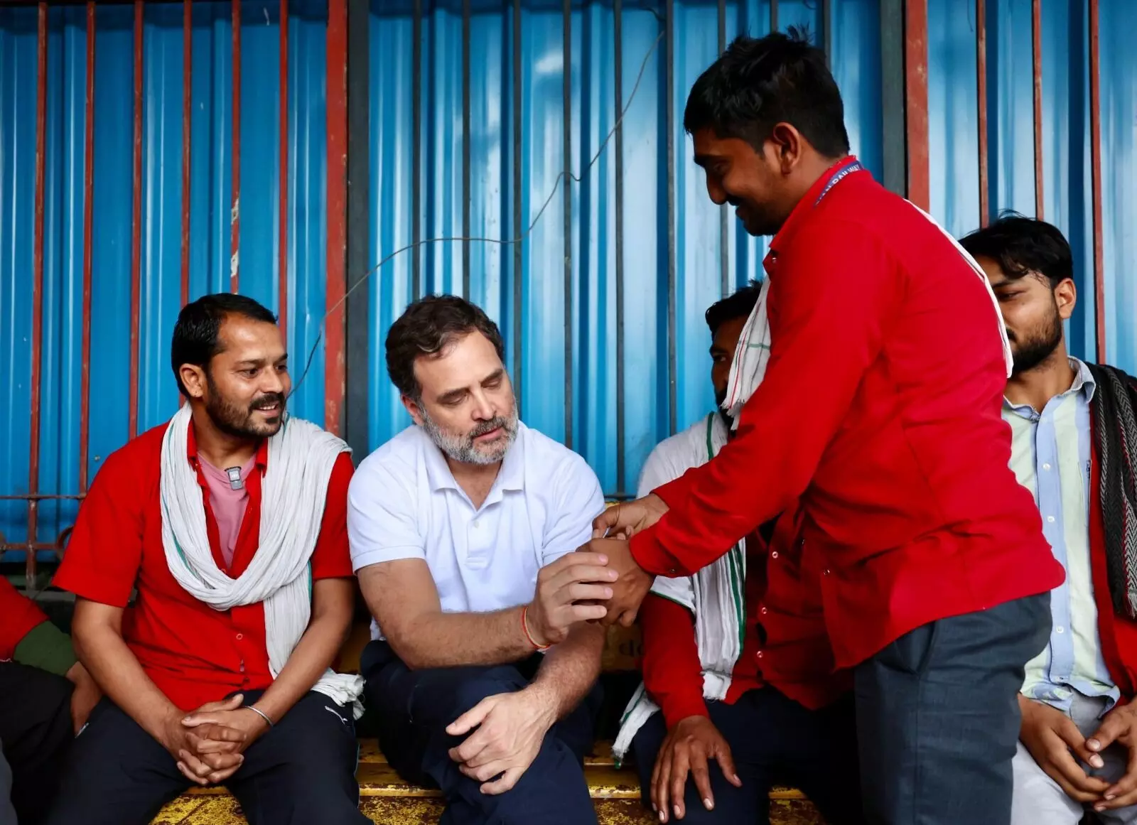 ದಿಲ್ಲಿ ಕಾಲ್ತುಳಿತ | ಜೀವ ರಕ್ಷಕ ಪೋರ್ಟರ್ ಗಳನ್ನು ಭೇಟಿಯಾದ ವಿಪಕ್ಷ ನಾಯಕ ರಾಹುಲ್ ಗಾಂಧಿ ದಿಲ್ಲಿ ಕಾಲ್ತುಳಿತ | ಜೀವ ರಕ್ಷಕ ಪೋರ್ಟರ್ ಗಳನ್ನು ಭೇಟಿಯಾದ ವಿಪಕ್ಷ ನಾಯಕ ರಾಹುಲ್ ಗಾಂಧಿ