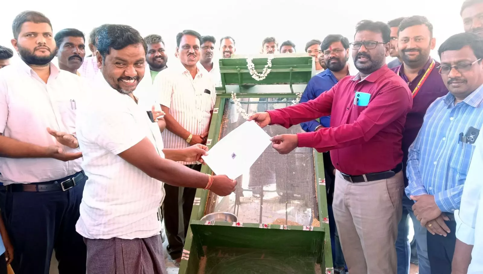 ಮಾನ್ವಿ | ಕನಿಷ್ಠ ಬೆಂಬಲ ಬೆಲೆ ಯೋಜನೆಯಡಿಯಲ್ಲಿ ಜೋಳ ಖರೀದಿ ಕೇಂದ್ರಕ್ಕೆ ತಹಶೀಲ್ದಾರ್ ಚಾಲನೆ