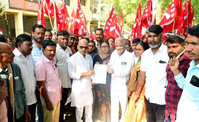 ಕಲಬುರಗಿ | ಹೊರಗುತ್ತಿಗೆ ನೌಕರರ ವಿವಿಧ ಬೇಡಿಕೆಗಳ ಈಡೇರಿಕೆಗಾಗಿ ಸಚಿವರ ಮನೆ ಮುಂದೆ ಧರಣಿ ಕಲಬುರಗಿ | ಹೊರಗುತ್ತಿಗೆ ನೌಕರರ ವಿವಿಧ ಬೇಡಿಕೆಗಳ ಈಡೇರಿಕೆಗಾಗಿ ಸಚಿವರ ಮನೆ ಮುಂದೆ ಧರಣಿ