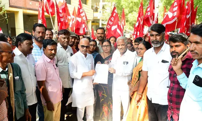 ಕಲಬುರಗಿ | ಹೊರಗುತ್ತಿಗೆ ನೌಕರರ ವಿವಿಧ ಬೇಡಿಕೆಗಳ ಈಡೇರಿಕೆಗಾಗಿ ಸಚಿವರ ಮನೆ ಮುಂದೆ ಧರಣಿ