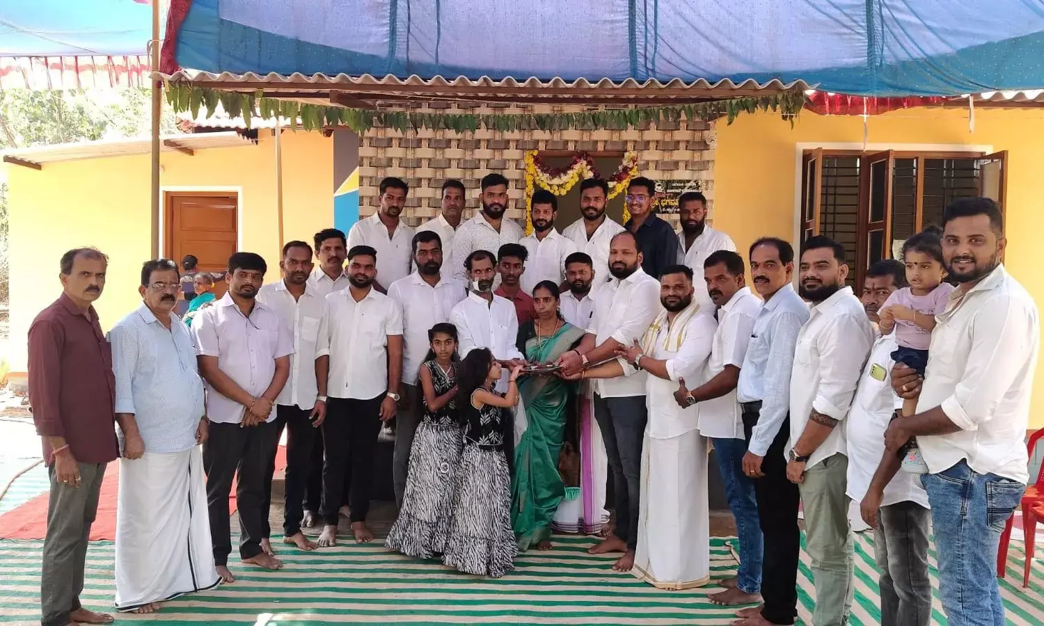 ಪಾಡಿಗಾರ ಬಡ ಕುಟುಂಬಕ್ಕೆ ಮನೆ ಹಸ್ತಾಂತರ