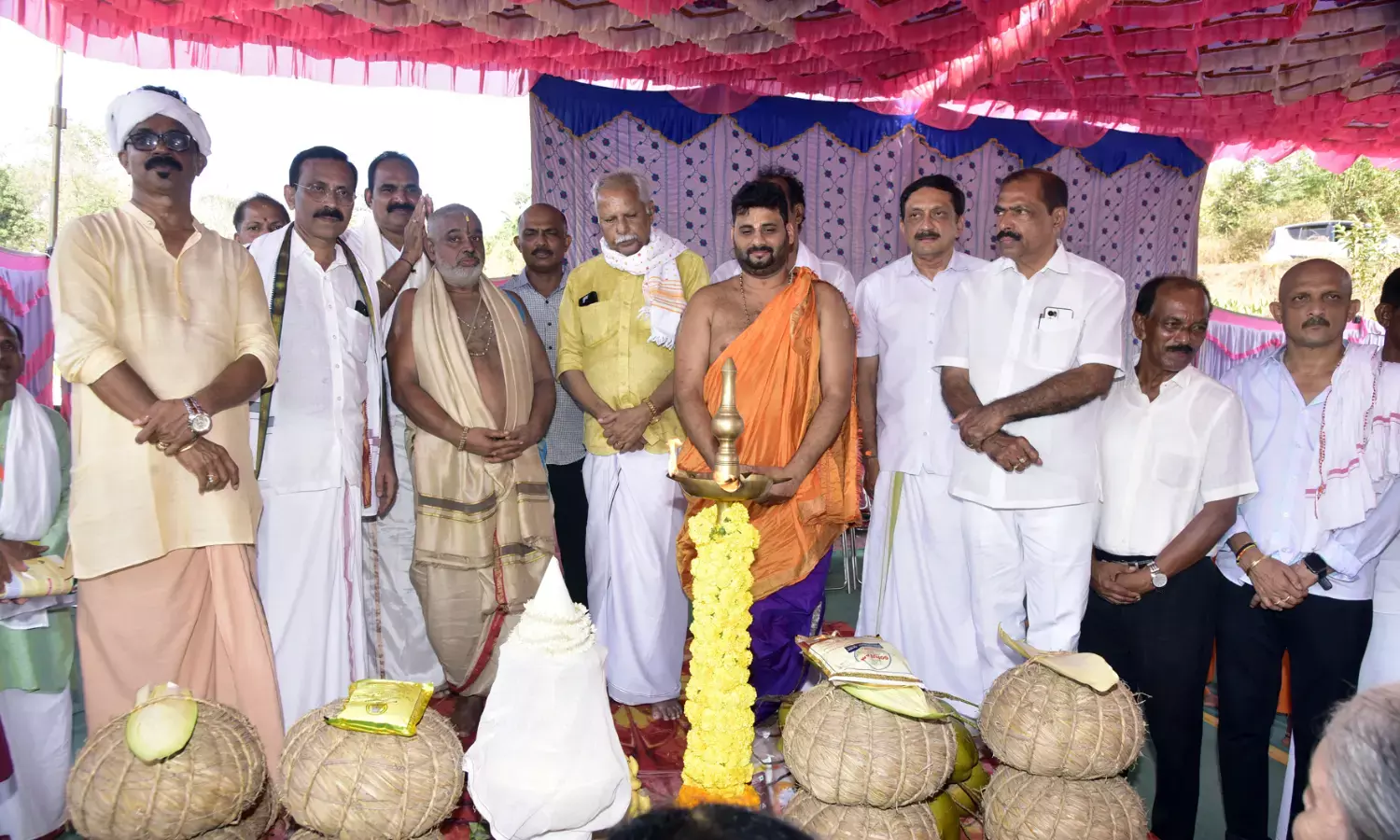 ಕಾವೂರು ಶ್ರೀ ಮಹಾಲಿಂಗೇಶ್ವರ ದೇವಳದ ಅಷ್ಟಬಂಧ ಬ್ರಹ್ಮಕಲಶೋತ್ಸವದ ಹೊರೆ ಕಾಣಿಕೆ