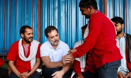 ದಿಲ್ಲಿ ಕಾಲ್ತುಳಿತ | ಜೀವ ರಕ್ಷಕ ಪೋರ್ಟರ್ ಗಳನ್ನು ಭೇಟಿಯಾದ ವಿಪಕ್ಷ ನಾಯಕ ರಾಹುಲ್ ಗಾಂಧಿ