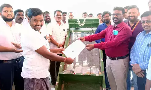 ಮಾನ್ವಿ | ಕನಿಷ್ಠ ಬೆಂಬಲ ಬೆಲೆ ಯೋಜನೆಯಡಿಯಲ್ಲಿ ಜೋಳ ಖರೀದಿ ಕೇಂದ್ರಕ್ಕೆ ತಹಶೀಲ್ದಾರ್ ಚಾಲನೆ