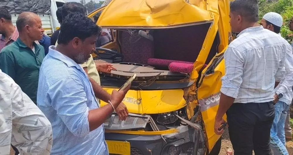 ಭಟ್ಕಳ: ಶಾಲಾ ವಾಹನ ಮತ್ತು ಲಾರಿ ನಡುವೆ ಅಪಘಾತ; ಇಬ್ಬರಿಗೆ ಗಾಯ