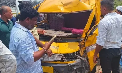 ಭಟ್ಕಳ: ಶಾಲಾ ವಾಹನ ಮತ್ತು ಲಾರಿ ನಡುವೆ ಅಪಘಾತ; ಇಬ್ಬರಿಗೆ ಗಾಯ