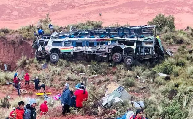 ಬೊಲಿವಿಯಾದಲ್ಲಿ ಕಣಿವೆಗೆ ಉರುಳಿದ ಬಸ್; 25 ಮಂದಿ ಮೃತ್ಯು ಬೊಲಿವಿಯಾದಲ್ಲಿ ಕಣಿವೆಗೆ ಉರುಳಿದ ಬಸ್; 25 ಮಂದಿ ಮೃತ್ಯು