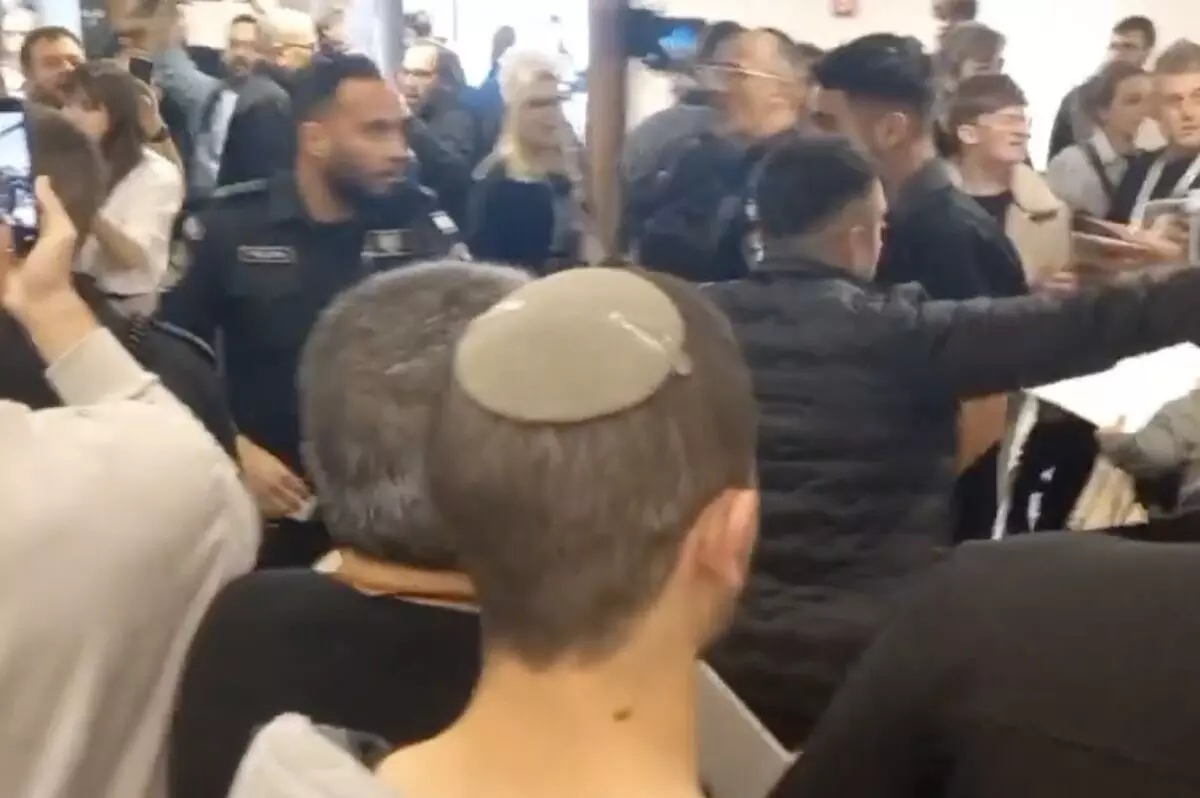 ಇಸ್ರೇಲ್: ಒತ್ತೆಯಾಳುಗಳ ಕುಟುಂಬದ ಸದಸ್ಯರು, ಭದ್ರತಾ ಪಡೆಗಳ ನಡುವೆ ಘರ್ಷಣೆ ಇಸ್ರೇಲ್: ಒತ್ತೆಯಾಳುಗಳ ಕುಟುಂಬದ ಸದಸ್ಯರು, ಭದ್ರತಾ ಪಡೆಗಳ ನಡುವೆ ಘರ್ಷಣೆ