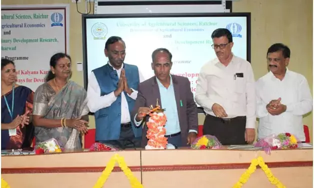 ರಾಯಚೂರು | ಕೃಷಿ ಕ್ಷೇತ್ರದ ವಾಸ್ತವಿಕ ಅಂಶಗಳನ್ನು ಗುರುತಿಸಿ: ಕುಲಪತಿ ಡಾ.ಎಂ.ಹನುಮಂತಪ್ಪ ಸಲಹೆ