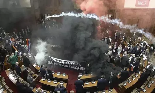 ಸರ್ಬಿಯಾ ಸಂಸತ್‍ನಲ್ಲಿ ಸದಸ್ಯರ ಘರ್ಷಣೆ; ಹೊಗೆ ಬಾಂಬ್ ಎಸೆತ; ಇಬ್ಬರಿಗೆ ಗಾಯ