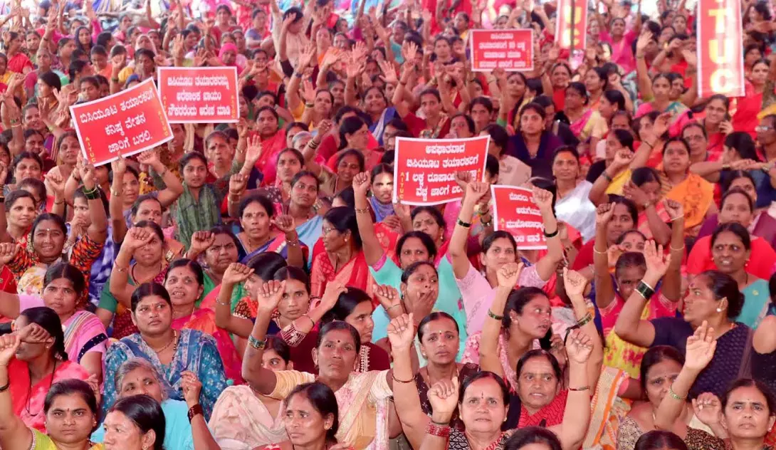 ಬೆಂಗಳೂರು | ಬಿಸಿಯೂಟ ತಯಾರಕರ ವೇತನ ಹೆಚ್ಚಳಕ್ಕೆ ಆಗ್ರಹಿಸಿ ಧರಣಿ ಬೆಂಗಳೂರು | ಬಿಸಿಯೂಟ ತಯಾರಕರ ವೇತನ ಹೆಚ್ಚಳಕ್ಕೆ ಆಗ್ರಹಿಸಿ ಧರಣಿ