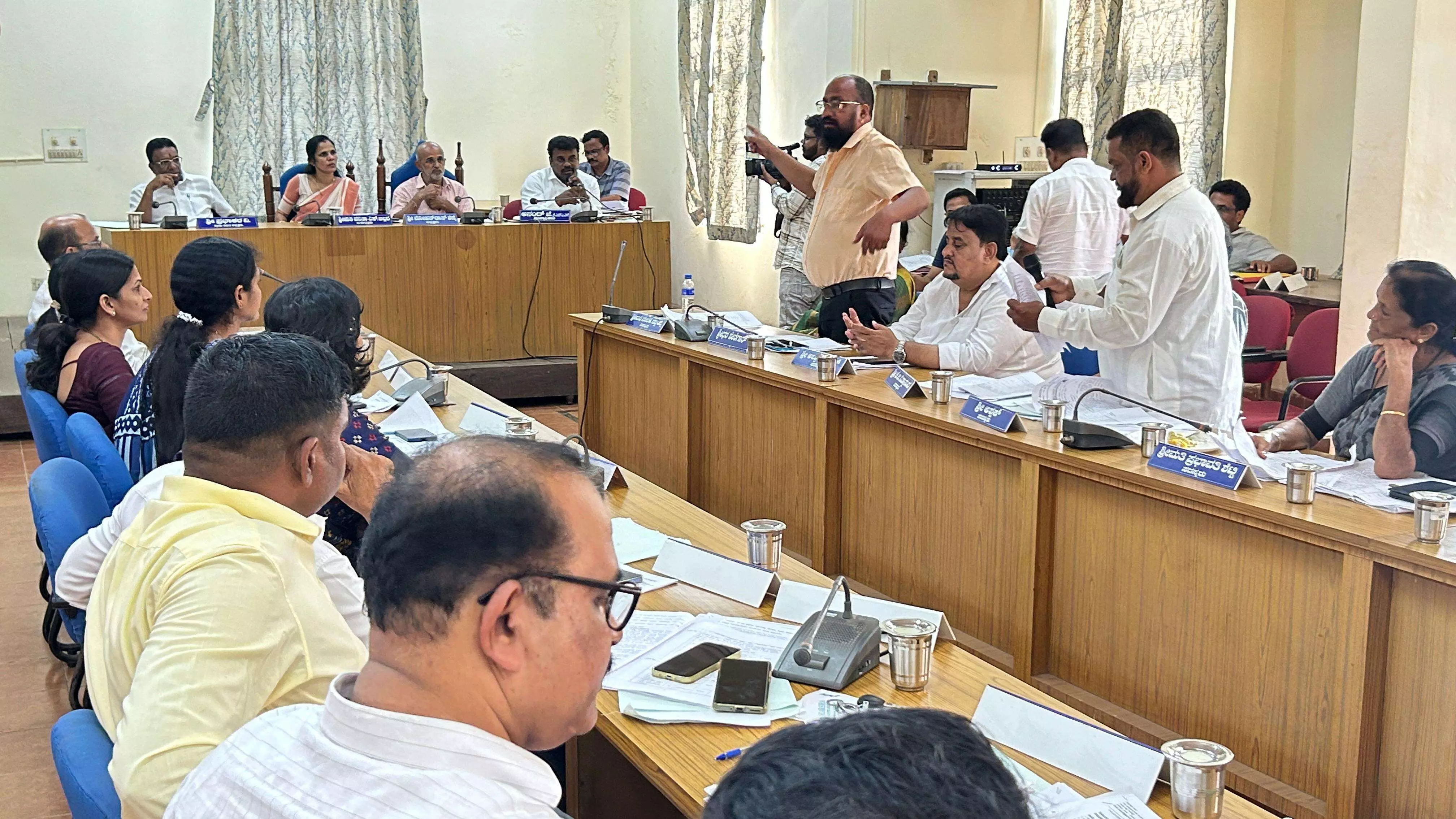 ಕಟ್ಟಡ ಪರವಾನಿಗೆ ಹಿಂದೆ ಡ್ಯೂಪ್ಲಿಕೇಟ್, ಡೀಲ್, ಭ್ರಷ್ಟಾಚಾರ! ಕಟ್ಟಡ ಪರವಾನಿಗೆ ಹಿಂದೆ ಡ್ಯೂಪ್ಲಿಕೇಟ್, ಡೀಲ್, ಭ್ರಷ್ಟಾಚಾರ!