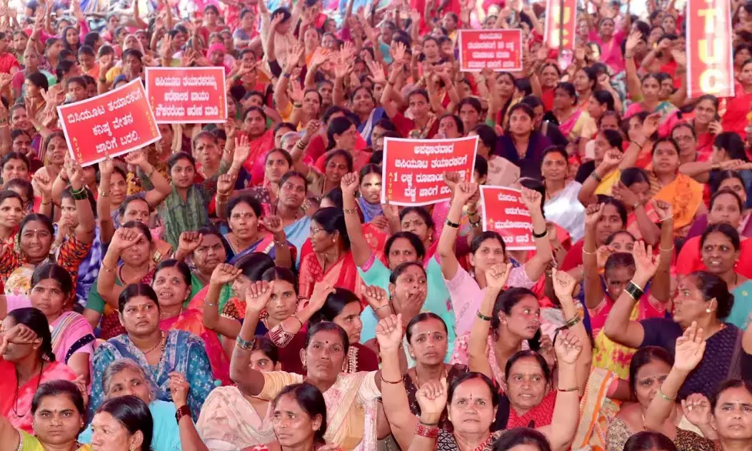 ಬೆಂಗಳೂರು | ಬಿಸಿಯೂಟ ತಯಾರಕರ ವೇತನ ಹೆಚ್ಚಳಕ್ಕೆ ಆಗ್ರಹಿಸಿ ಧರಣಿ