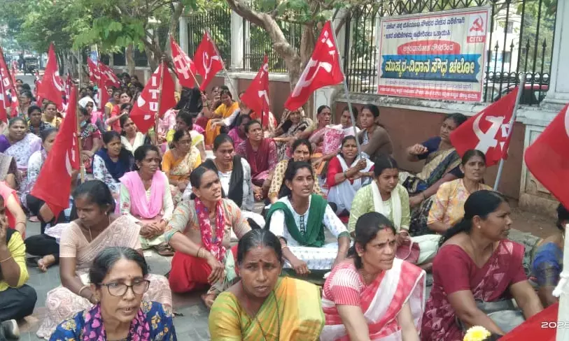 ಮಂಗಳೂರು: ಅಕ್ಷರ ದಾಸೋಹ ನೌಕರರ ಪ್ರತಿಭಟನೆ