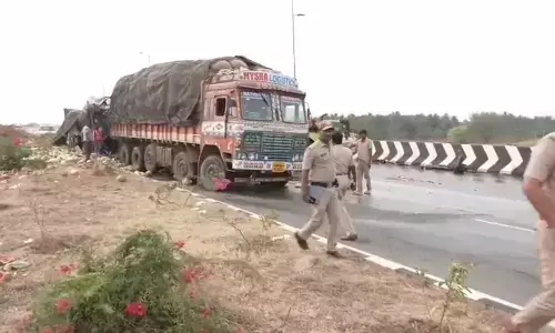 ಚಿತ್ರದುರ್ಗ | ನಿಂತಿದ್ದ ಲಾರಿಗೆ ಢಿಕ್ಕಿ ಹೊಡೆದ 2 ಲಾರಿಗಳು : ಮೂವರು ಮೃತ್ಯು