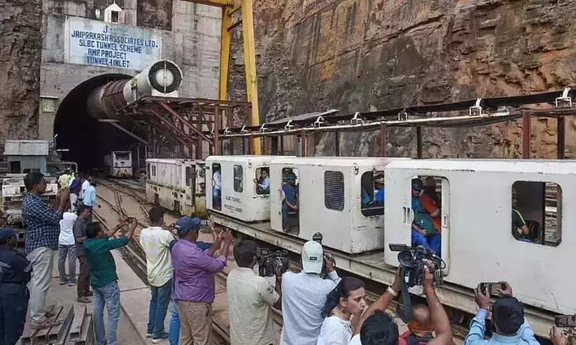 ತೆಲಂಗಾಣ ಸುರಂಗ ಕುಸಿತ: ರಕ್ಷಣಾ ಕಾರ್ಯಾಚರಣೆಯಲ್ಲಿ ಶ್ವಾನಗಳ ಬಳಕೆ ತೆಲಂಗಾಣ ಸುರಂಗ ಕುಸಿತ: ರಕ್ಷಣಾ ಕಾರ್ಯಾಚರಣೆಯಲ್ಲಿ ಶ್ವಾನಗಳ ಬಳಕೆ